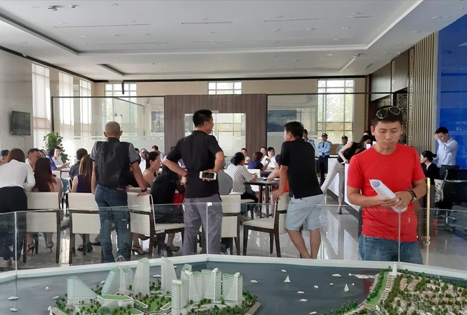 Vì sao khách hàng vây dự án liên quan đến Vũ “nhôm” Khách hàng tập trung tại dự án để đòi quyền lợiẢnh: Nguyễn Thành