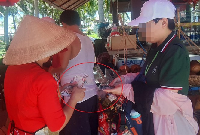 Đà Nẵng: Công khai mua bán bằng đồng Nhân dân tệ Công khai giao dịch nhận tiền ngoại tệ ngay tại khu vực công viên Biển Đông (ảnh chụp ngày 10/8)Ảnh: Nguyễn Thành