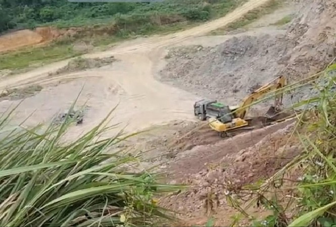 Công trường hết phép ở Ninh Bình: Vì sao kết quả kiểm tra đóng dấu 'mật'? Cảnh khai thác đất trái phép tại đồi Ba Mào (Quang Sơn) ngày 16/6 (Ảnh cắt từ clip)