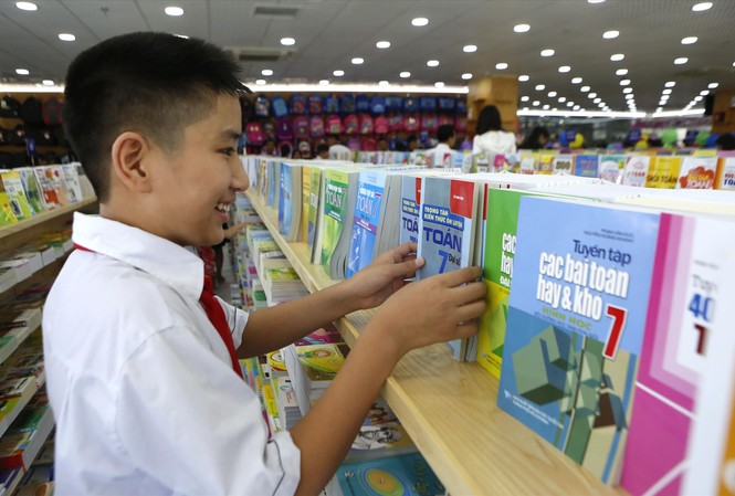 Ba nhà xuất bản soạn SGK lớp 1 chương trình mới Không còn đơn vị nào độc quyền soạn SGK khi thực hiện chương trình giáo dục phổ thông mới từ năm 2020 Ảnh: Như Ý
