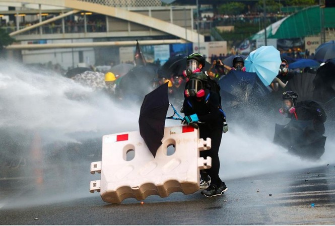 Cảnh sát Hong Kong dùng hơi cay trấn áp người biểu tình Người biểu tình bị trấn áp bằng súng phun nướcẢnh: Reuters