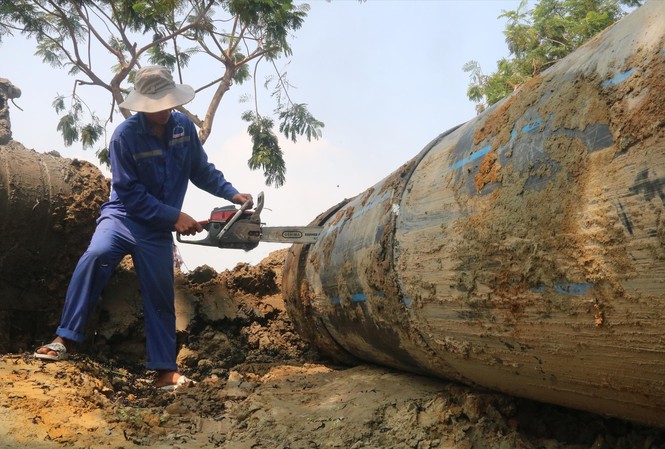 Mũi khoan “khủng” xuyên sông Hàn Công nhân hoàn thành việc đấu nối với đường ống đã nằm dưới đáy sông Hàn