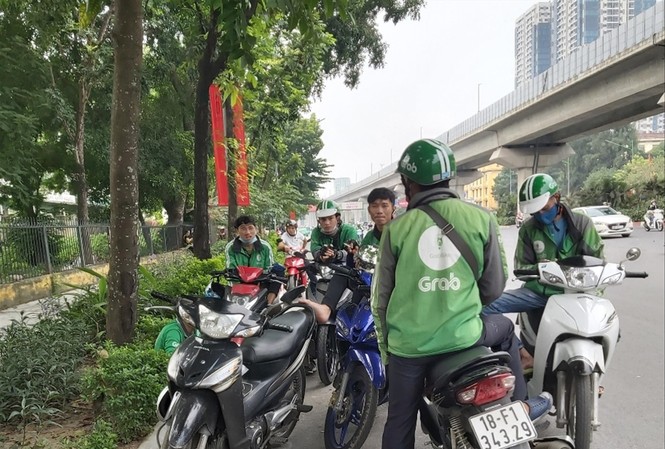 Tôi chạy GrabBike: Những cuốc xe chở niềm hy vọng Tranh thủ thời gian nghỉ, nhiều tài xế Grab tâm sự về nghề ảnh: Võ Hóa