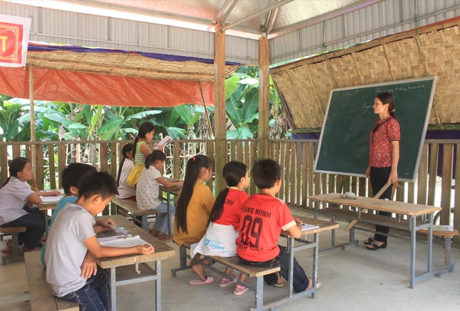 Tê tái học sinh học trong phòng tranh tre nứa lá Cô trò Trường tiểu học và THCS xã Trí Nang, huyện Lang Chánh (Thanh Hóa) đang dạy, học ở phòng nứa lá, tạm bợ tại bản Năng Cát Ảnh: Hoàng Lam