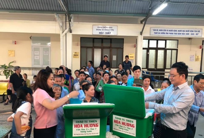 Bảy năm nấu cháo miễn phí cho bệnh nhân nghèo Bệnh nhân xếp hàng chờ cháo Hòa Hương