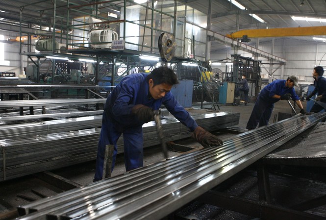 Các lao động nặng nhọc có thể nghỉ hưu sớm  Ảnh: hỒNG VĨNH