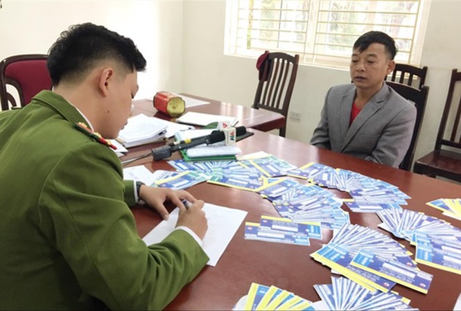 Ai cầm đầu 'đường dây' làm giả gần 1.000 vé trận cầu Việt Nam - Thái Lan Đối tượng Bùi Văn Kiên và tang vật trong vụ án