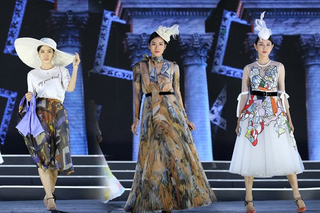 Gu của top 3 Người đẹp Thời trang Nguyễn Thị Hồng Tuyết, Nguyễn Hoài Phương Anh và Nguyễn Thúc Thùy Tiên- ba thí sinh tranh giải Người đẹp Thời trang trong đêm chung kết 16/9
Ảnh: Hoàng Mạnh Thắng