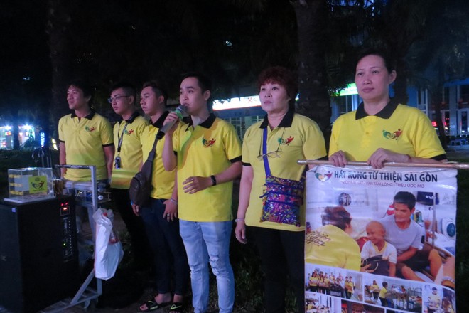 Đời hát rong ở Sài Thành: Hãy cứ cho đi thật nhiều… Nhóm Hát rong từ thiện Sài Gòn biểu diễn ở khu vực Trung Sơn (Q.8), số tiền xin được sẽ dùng vào việc hỗ trợ bệnh nhi, người già có hoàn cảnh khó khăn