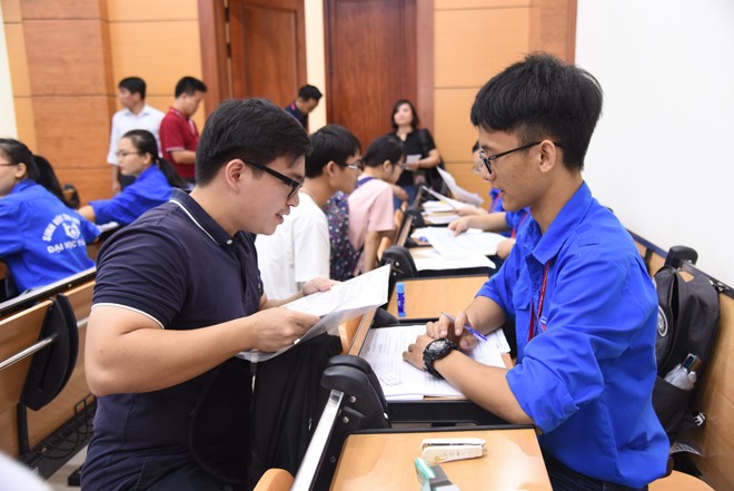Năm 2019, tuyển sinh đại học có gì mới? Thí sinh nộp hồ sơ nhập học tại trường ĐH Y Hà Nội 2018. ảnh: Nghiêm Huê