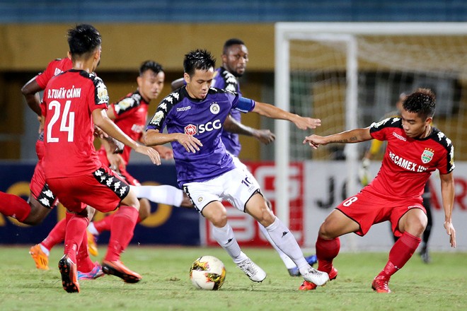 CLB Hà Nội vs Becamex Bình Dương: Không khoan nhượng Những cuộc đối đầu giữa Hà Nội (áo tím) và B.Bình Dương (áo đỏ) luôn hấp dẫn. Ảnh: VSI