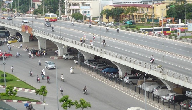 Hà Nội lý giải việc 'xé rào' cấp phép trông xe dưới gầm cầu vượt Trông giữ ô tô tại gầm cầu Mai Dịch. Ảnh: T.Đ