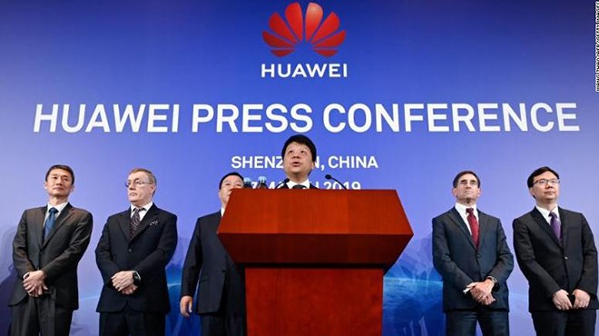 Huawei kiện chính phủ Mỹ Ông Quách Bình phát biểu trong cuộc họp báo tại trụ sở Huawei (Thâm Quyến, Quảng Đông, Trung Quốc). Ảnh: CNN