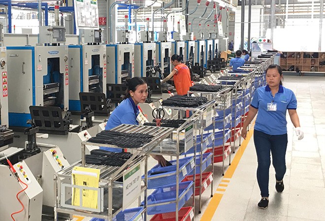 Nghịch lý doanh nghiệp FDI: Càng ưu đãi... càng lỗ? Doanh nghiệp FDI được nhận nhiều ưu đãi về thuế, đất đai, song không chịu đầu tư công nghệ cao. Ảnh một cơ sở gia công giày của Nhật ở Hậu Giang