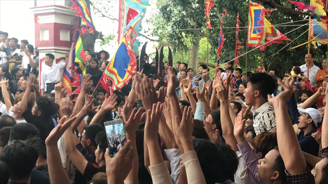 Xử lý hiện tượng tiêu cực, biến tướng trong lễ hội Việc tạm dừng cướp phết Hiền Quan là giải pháp tạm thời, chờ hoàn thiện phương án tốt hơn. Ảnh: NGUYÊN KHÁNH