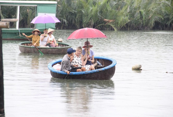 Biệt đội vớt rác du lịch Nhiều du khách tỏ ra rất thích thú khi vừa tham quan, vừa cùng tham gia vớt rác với người dân Ảnh: Thanh Trần