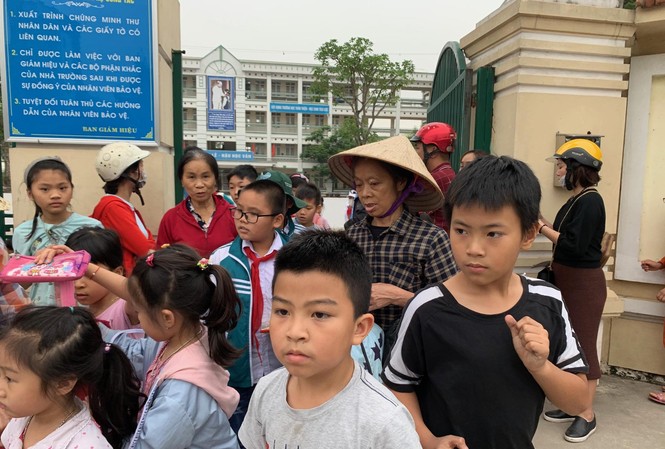 Phụ huynh kinh hoàng phát hiện thịt gà bốc mùi đưa vào trường ở Hà Nội Nhiều phụ huynh đón con về, không ăn bán trú ngày 5/4