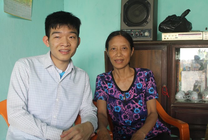 Cậu học trò mù nhận học bổng 2,2 tỷ đồng Trần Việt Hoàng hạnh phúc bên mẹ -
bà Trần Thị Sen Ảnh: M.T