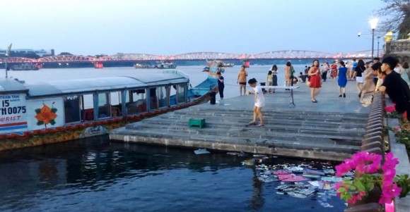 Xử nghiêm thuyền rồng đổ vàng mã xuống sông Hương Xử nghiêm thuyền rồng đổ vàng mã xuống sông Hương