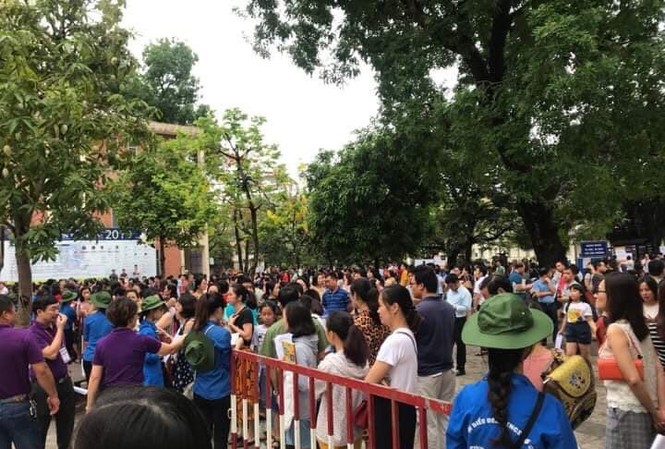 Bảng điểm choáng váng của trường Ams và vỡ trận Trường THCS Ngoại ngữ Quang cảnh trước cổng trường THCS Ngoại ngữ sáng 1/6