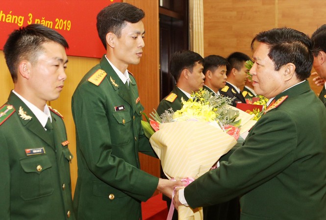 Sĩ quan pháo binh nói ít, làm nhiều Đại tướng Ngô Xuân Lịch, Bộ trưởng Bộ Quốc phòng tặng hoa chúc mừng đại úy
Tạ Mạnh Hùng và các Gương mặt trẻ tiêu biểu toàn quân 2018. ẢNH: NGUYỄN MINH