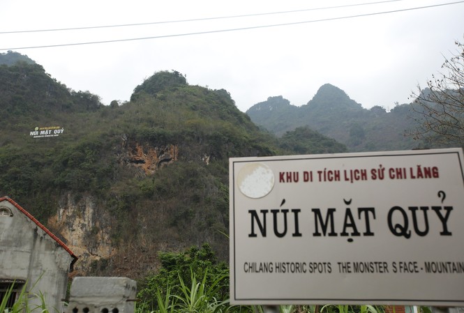 Bạt đá đề thơ Núi Mặt Quỷ