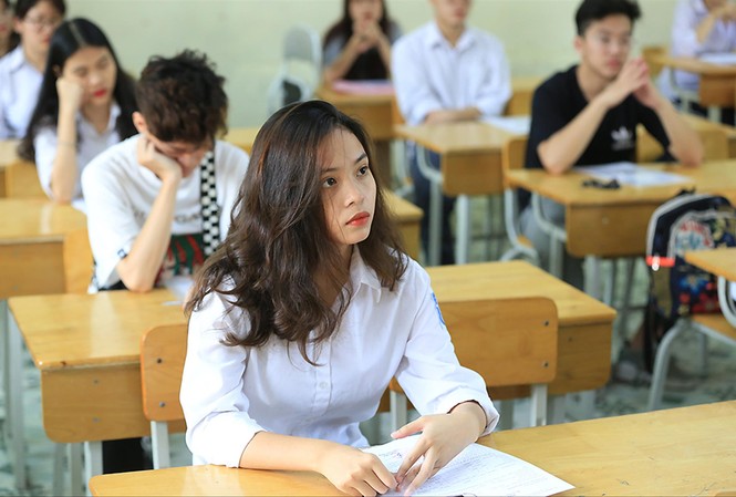 Hôm nay hơn 887.000 thí sinh bắt đầu 'vượt vũ môn' Thí sinh đến làm thủ tục đăng ký dự thi tại điểm thi trường THPT Hoàng Văn Thụ, Hoàng Mai, Hà Nội chiều 24/6 Ảnh: Như Ý
