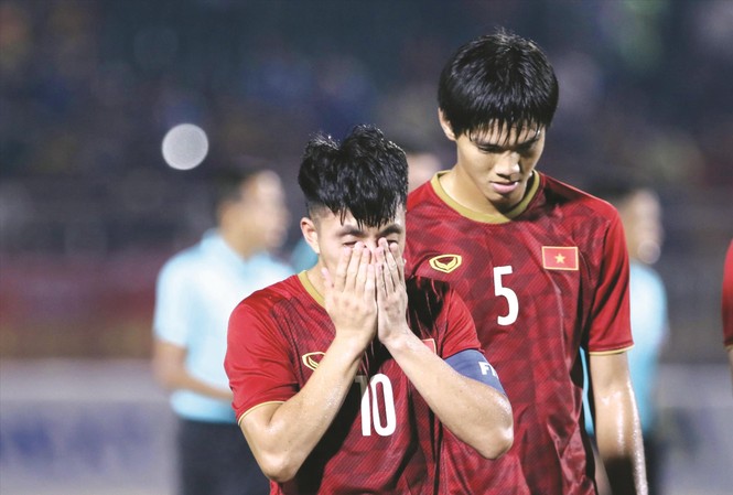 Bán kết U18 Đông Nam Á: Cửa nào cho chủ nhà Việt Nam? Nỗi buồn của các cầu thủ U18 Việt Nam khi để U18 Thái Lan cầm hòa
ảnh: HỮU TUẤN