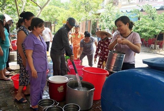 Công ty cấp nước Đà Nẵng bắt dân làm 'con tin'? Cuộc sống người dân Đà Nẵng nhiều nơi bị xáo trộn vì thiếu nước nhiều ngày Ảnh: X.L