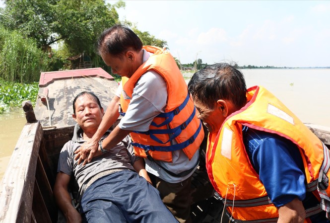 Đội cứu hộ U70 trên sông Vàm Nao Ông Lợi sơ cứu, thổi ngạt cho nạn nhân Ảnh: Kim Hà