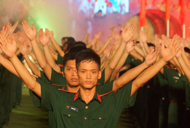 Những người thừa kế vừa 'hồng' vừa 'chuyên' Khắc ghi lời Bác, cùng với tuổi trẻ cả nước, tuổi trẻ Quân đội xung kích đi đầu trong mọi lĩnh vực công tác để cống hiến cho Tổ quốc và nhân dân ẢNH: NGUYỄN MINH