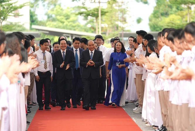 Thủ tướng yêu cầu bảo đảm an toàn cho học sinh vùng mưa lũ Thủ tướng Nguyễn Xuân Phúc dự lễ khai giảng của Trường THPT Sơn Tây, Hà Nội. ảnh: Quang Hiếu