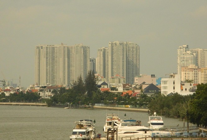 Để sông, rạch phục vụ cộng đồng Bờ sông cũng được nhiều đơn vị, cá nhân sử dụng để làm bến du thuyền,
bến thủy nội địa... Ảnh: Huy Thịnh