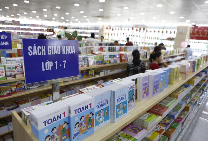 Cần thẩm định lại Hội đồng thẩm định SGK Sách Toán 1 bày bán trên kệ. Ảnh: Như Ý