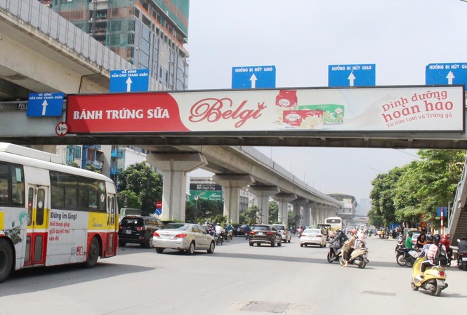 Hà Nội đổi quảng cáo lấy nhà vệ sinh, xe bồn: Ai đang 'xé rào' cho doanh nghiệp? Quy định của thành phố Hà Nội, lắp biển quảng cáo mặt trong lan can để đảm bảo an toàn, nhưng các biển quảng cáo của Vinasing trên cầu vượt đã lắp ở mặt ngoài Ảnh: A.Trọng