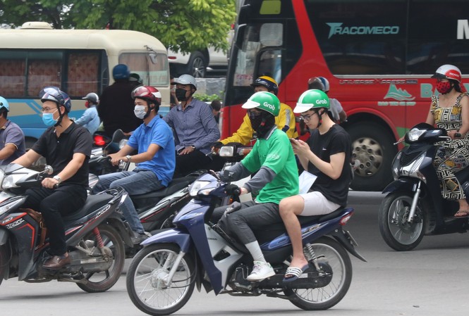 Nhiễu loạn thông tin quan trắc không khí: Hé lộ những điều bất ngờ Trong 3 ngày qua, người dân Hà Nội đi đường đều phải bịt khẩu trang phòng chống bụi. Ảnh: Nhật Minh