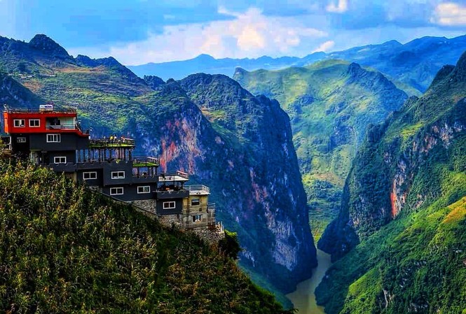 Từ Mã Pí Lèng bàn về quyền lực cộng đồng mạng Đỉnh Mã Pí Lèng bị công trình xây dựng trái phép xâm lấn