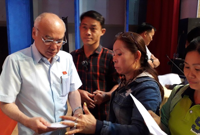 Muốn sớm đưa vụ Thủ Thiêm ra ánh sáng Cử tri quận 2 tiếp tục bày tỏ ý kiến với ĐBQH Phan Nguyễn Như Khuê sau khi buổi tiếp xúc cử tri đã kết thúc ảnh: Huy Thịnh