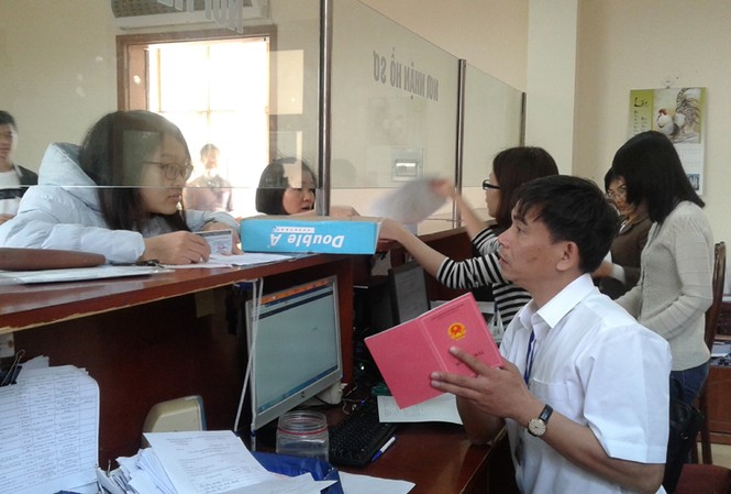 Hà Nội sẽ chuyển phường thành ủy ban hành chính Cán bộ bộ phận một cửa của UBND phường Phú Thượng (quận Tây Hồ) hướng dẫn người dân làm thủ tục hành chính. Ảnh: Nhật Minh
