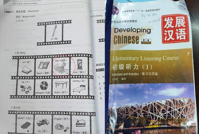 Sau 'đường lưỡi bò', phát hiện thêm giáo trình đại học xâm phạm chủ quyền Phát hiện thêm hình ảnh bản đồ in “đường lưỡi bò” nằm ở trang 32 cuốn Nghe sơ cấp 1 - “Developing Chinese” của trường ĐH Kinh doanh và Công nghệ Hà Nội
