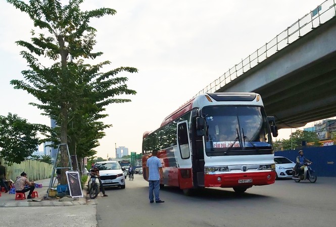 Thu phí kỳ lạ tại quán trà đá 'quyền lực' ở Hà Nội Một ngày nhóm người ở hai quán trà đá trước cổng số nhà 655 đường Phạm Văn Đồng thu tiền hàng chục nhà xe khách đi qua đây