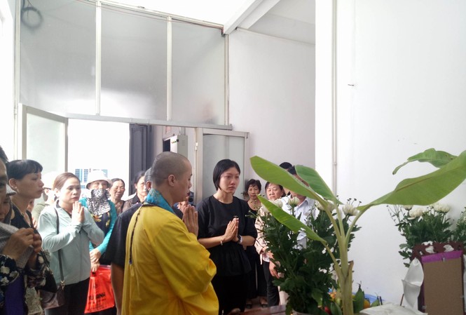 Ứa lệ tiễn đưa 'thiên thần' hiến giác mạc Vân Nhi Người nhà bé Vân Nhi làm lễ trước linh cữu của em. Ảnh: Đinh Tuấn.