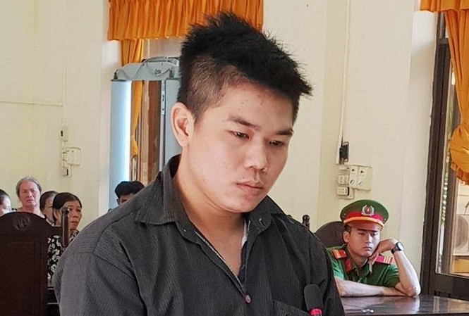 Cắt cổ chú ruột gian díu với mẹ còn thách thức đánh cha Bị cáo Khang tại tòa