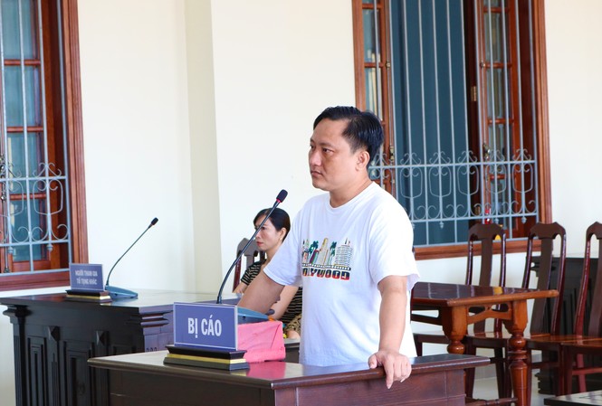 Cựu công an lừa thuê xe chiếm đoạt tiền tỉ Bị cáo Tuấn tại phiên tòa - Ảnh: Kim Hà.