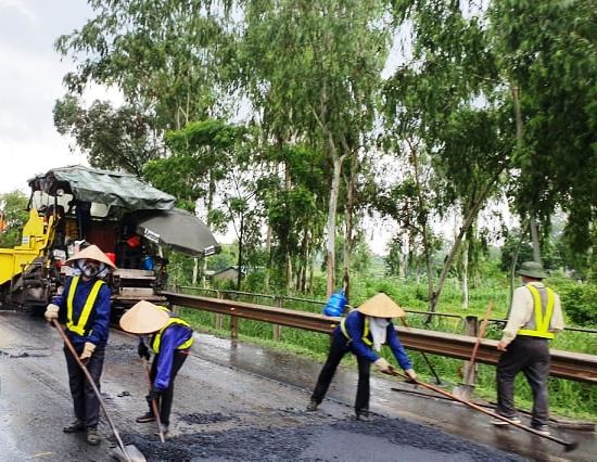 Báo cáo Bộ Giao thông việc thảm nhựa cao tốc Hà Nội - Thái Nguyên trong mưa Rải thảm nhựa mặt đường cao tốc Hà Nội - Thái Nguyên giữa trời mưa.