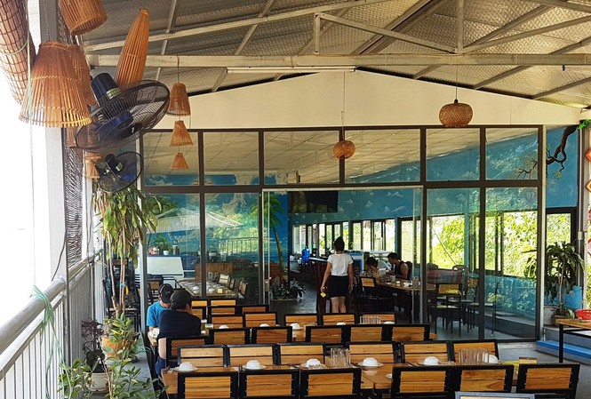 Phạt nhà hàng nổi trái phép trên sông Hồng 60 triệu, yêu cầu di chuyển UBND quận Long Biên vừa ra quyết định xử phạt 3 nhà hàng trên sông Hồng (phường Ngọc Thụy) số tiền 60 triệu đồng với hành vi lấn chiếm lòng sông, tăng rủi ro thiên tai mà không có biện pháp khắc phục, xử lý.