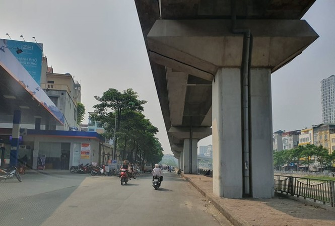 Tiểu thương chật vật sau khi chợ đầu mối Ngã Tư Sở giải tỏa UBND phường Ngã Tư Sở (Đống Đa, TP Hà Nội) đã ra quân vận động tuyên truyền, kiểm tra, xử phạt các tiểu thương buôn bán trên vỉa hè, lòng đường chợ đầu mối Ngã Tư Sở.