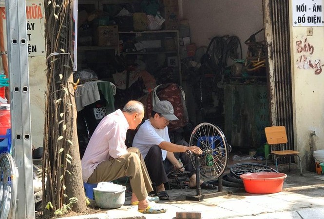 Cận cảnh cuộc sống người dân quanh nhà máy Rạng Đông sau tẩy độc Người dân yêu cầu Công ty Rạng Đông bồi thường về vật chất và tinh thần và di dời cơ sở ra khỏi khu dân cư.