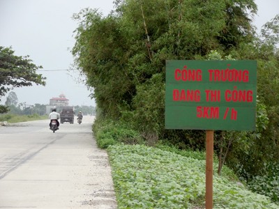 Cắm biển cảnh báo cho đoạn đường dễ gặp tai nạn Cắm biển cảnh báo cho đoạn đường dễ gặp tai nạn