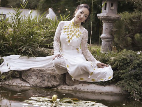 'Bà già' Thúy Nga e ấp áo dài 'Bà già' Thúy Nga e ấp áo dài
